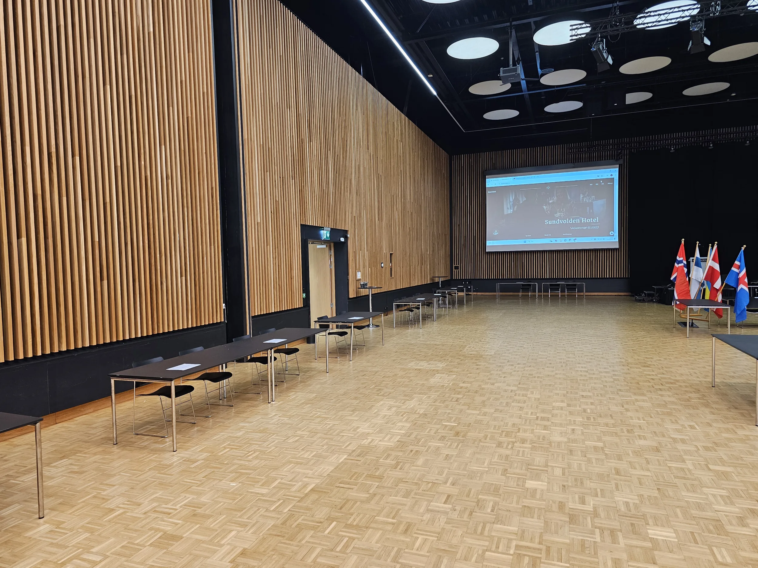 Utstillere og besøkende i messehallen