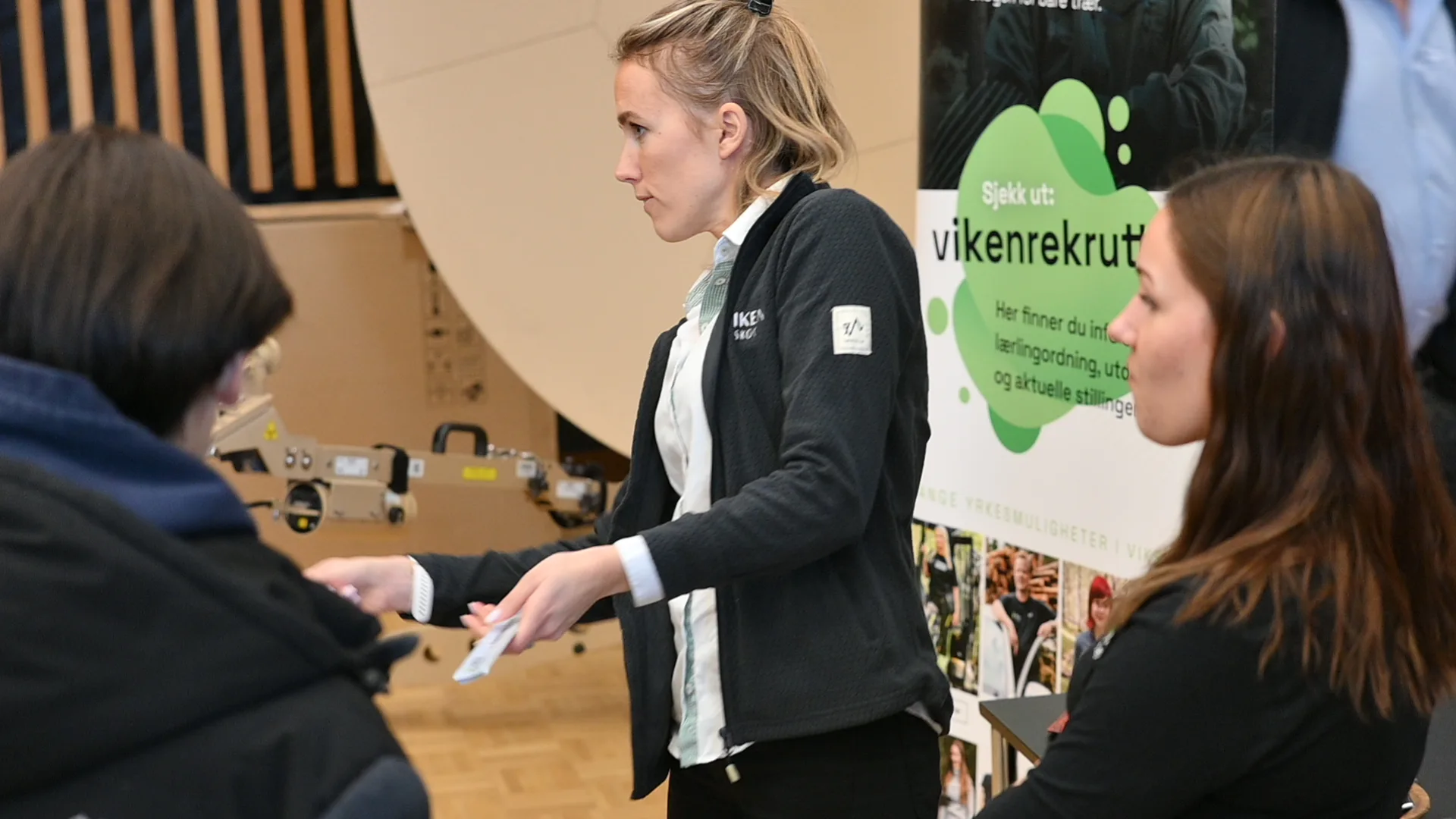 Oversikt over messehallen med utstillerstands